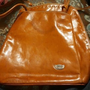 It can be carried as a purse or backpack